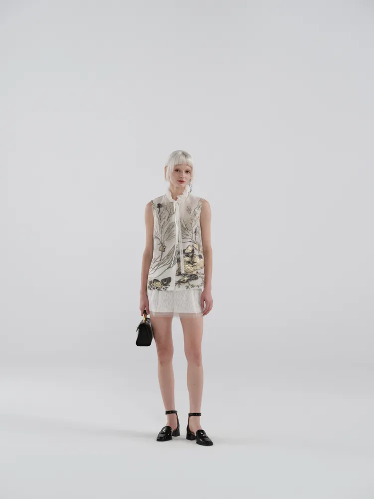 開版透膚金屬緹花背心，售價，4萬3800元。品牌提供