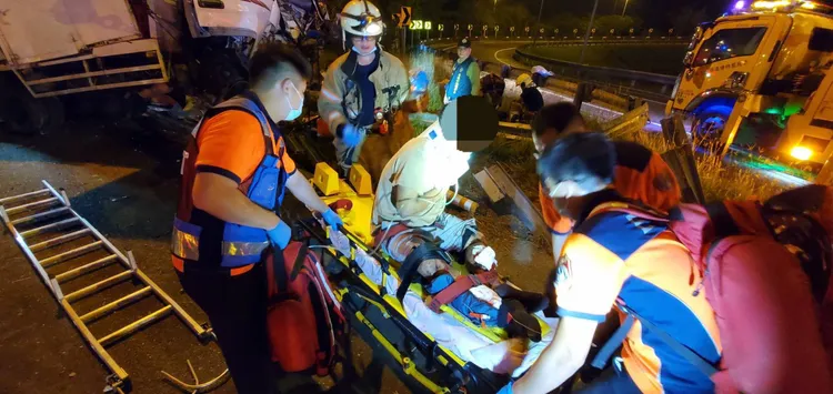 駕駛意識清楚，多處擦傷送醫。讀者提供