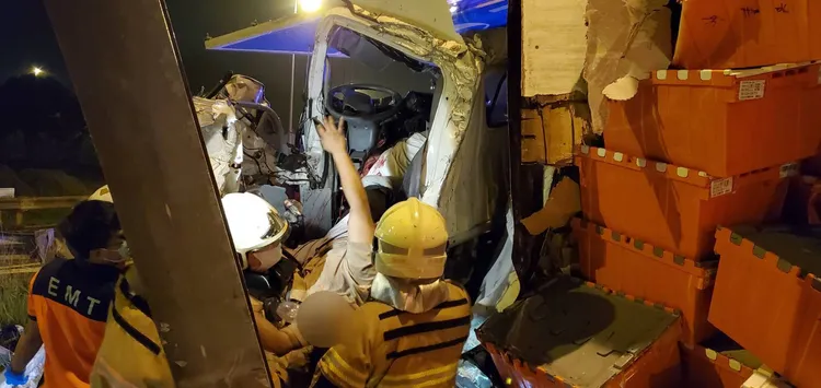 車上有2人受困，警消破壞車體救人。讀者提供