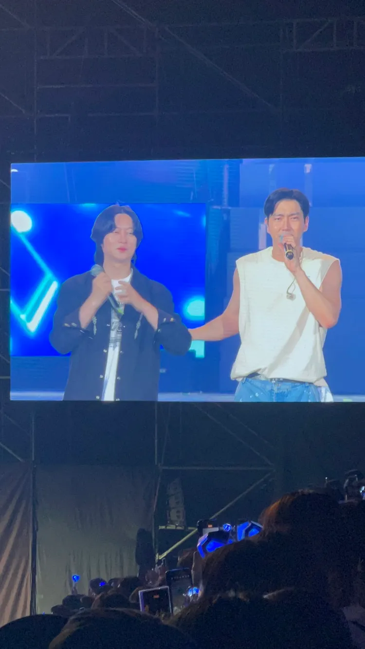 希澈（左）在《Miracle》依約上台。讀者提供