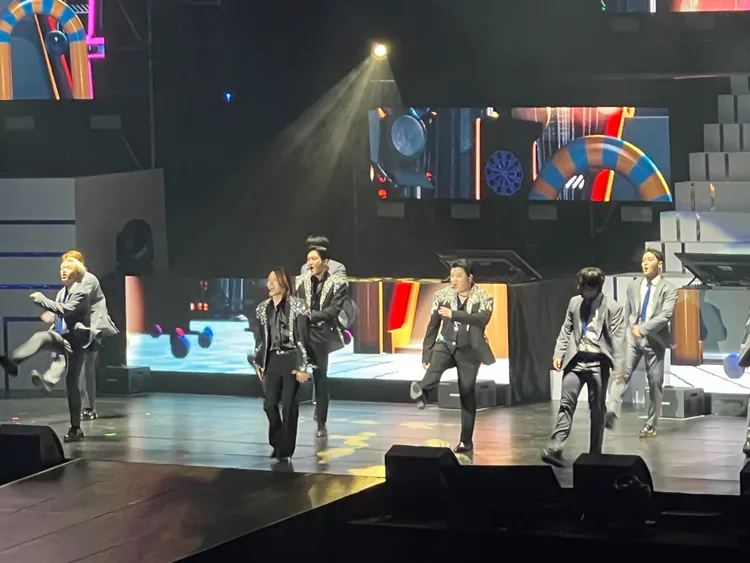 利特（左起）、始源、神童又唱又跳。讀者提供