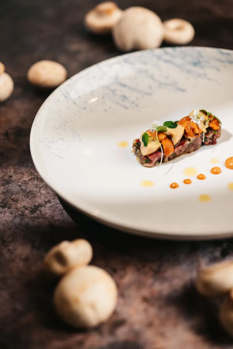 復刻食尚饗宴推薦菜：海膽韃靼牛肉、醃製蘑菇、番茄蛋黃醬。業者提供