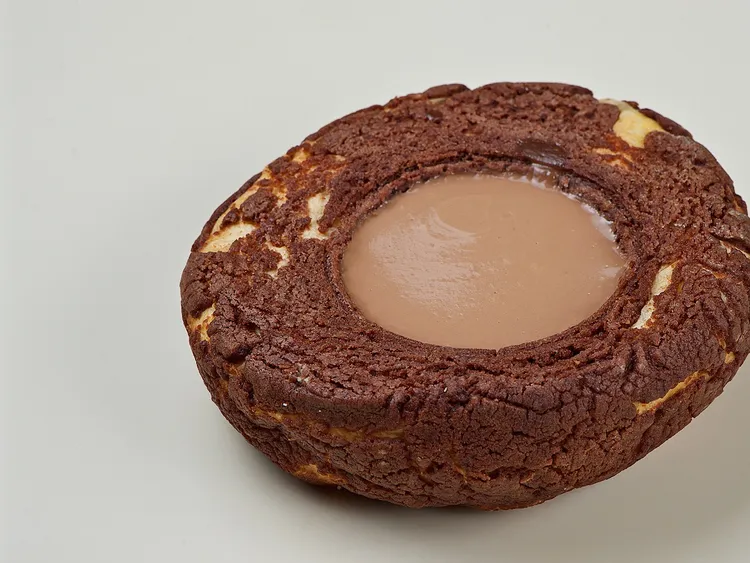 隱藏版商品「可可波羅蛋塔」微甜、微鹹的絕妙組合，銅板價43元。業者提供