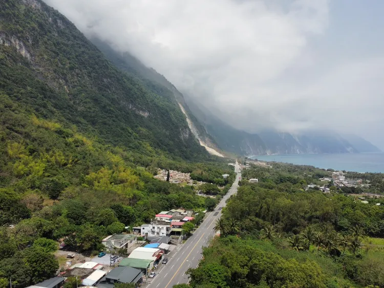 崇德山崩空拍遠景圖。讀者提供