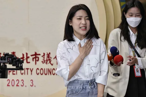 哭倒「病毒」傅崐萁懷裡! 徐巧芯:我月經來「情緒激動很正常」