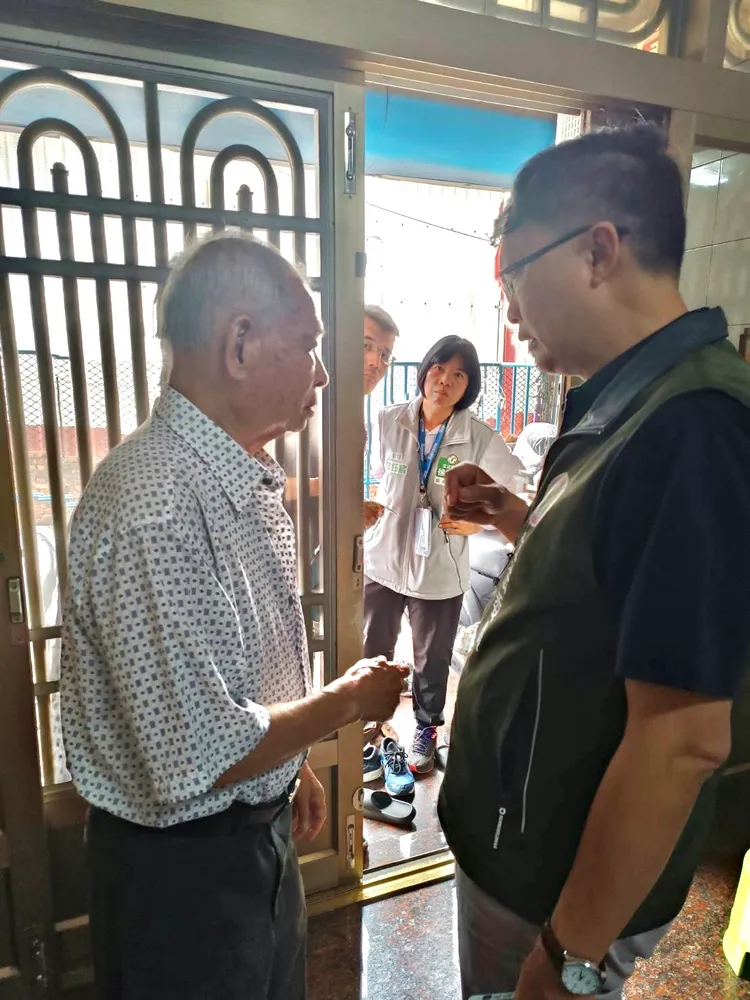 立委徐富癸8日一早前往新園鄉探視家屬。徐富癸服務處提供