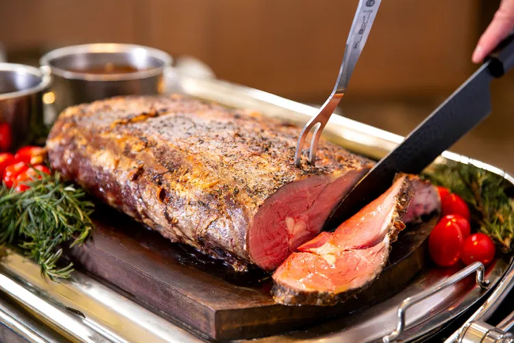 台北萬豪酒店Lobby Lounge「英式爐烤 豪吃之夜」肉質軟嫩的美國肋眼牛。業者提供