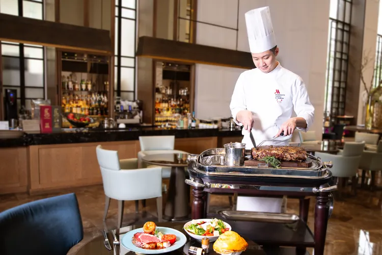 台北萬豪酒店Lobby Lounge「英式爐烤 豪吃之夜」能欣賞主廚現切牛排秀。業者提供