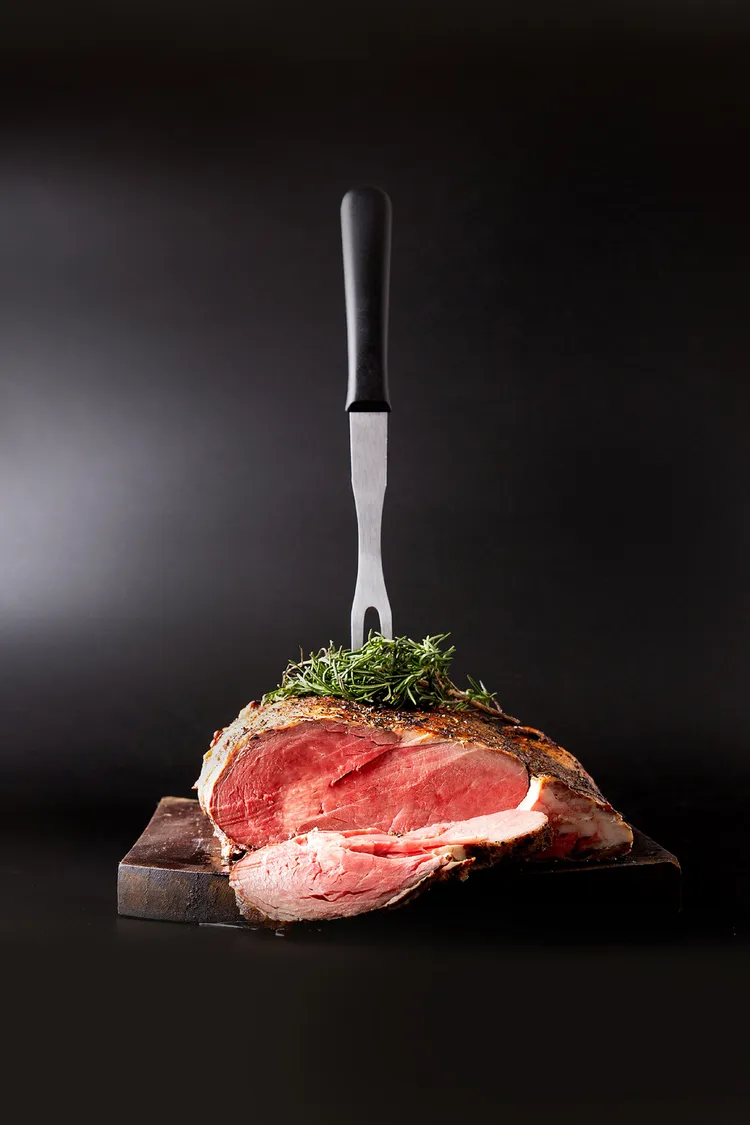 台北萬豪酒店Lobby Lounge「英式爐烤 豪吃之夜」採兩段式烹調鎖住肉汁精華。業者提供