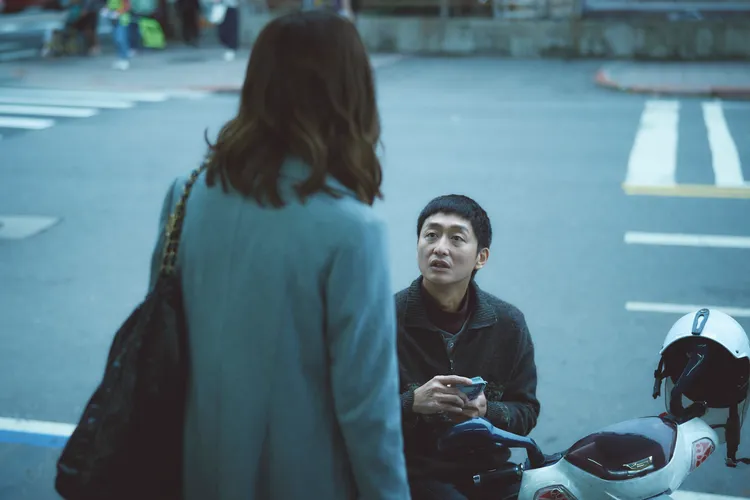 柯宇綸因劇中有做外送工作，戲外他實際體驗去當外送員。 八大提供