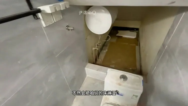 「夢中情房」有獨立衛浴，馬桶後面就是床鋪，擠一擠睡二個人沒問題，但是不要翻身喔。翻攝微博/上海租屋網