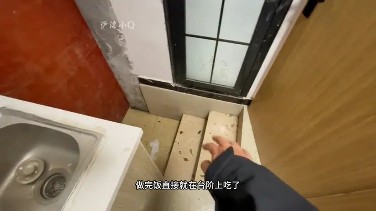 馬桶前面只要發揮想像力，就是「飯廳與客廳」共用空間，味道很快就習慣了。翻攝微博/上海租屋網