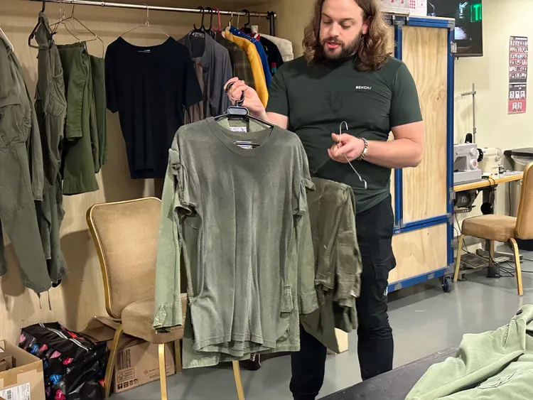 服裝組組長賈西卡特巧手弄出服裝上的汗漬、污漬及使用痕跡。黃閔攝