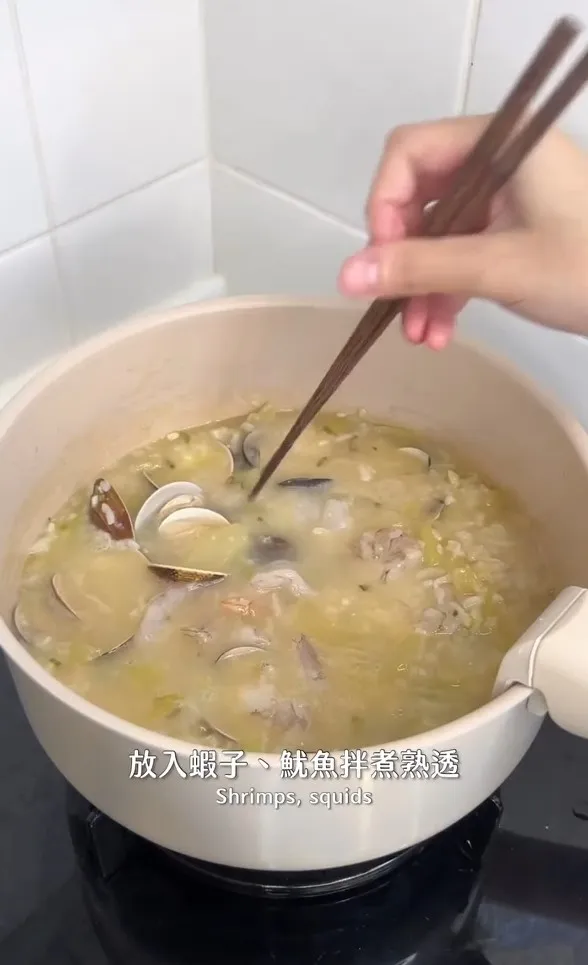 瓠瓜海鮮粥食材準備( 約2人份 )： 瓠瓜 1顆、文蛤15顆、蝦子約10隻、魷魚2隻、
蒜頭15g、青蔥 2根、薑10g、雞高湯750g、
白飯150g、白胡椒 1/4小匙、。IG @dulahoop12 提供