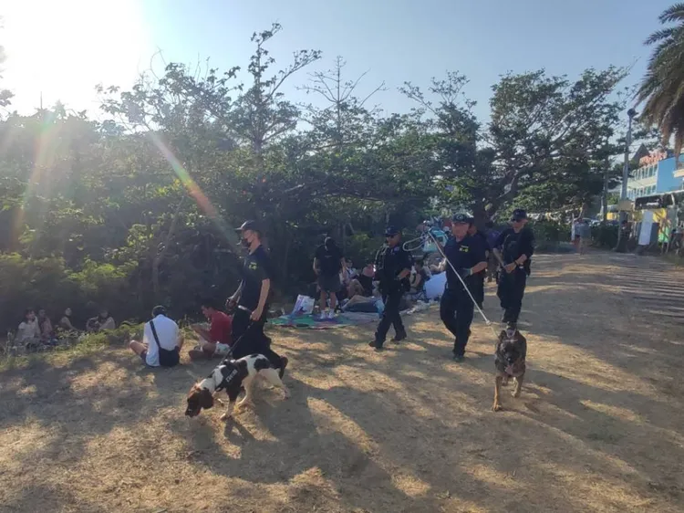 緝毒犬小隊現場巡視。警方提供