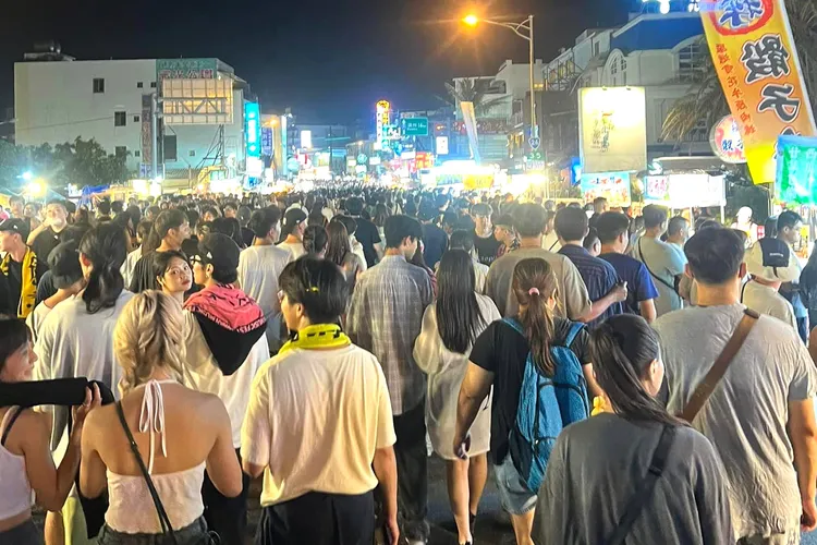 墾丁大街滿滿都是人。雯藝提供