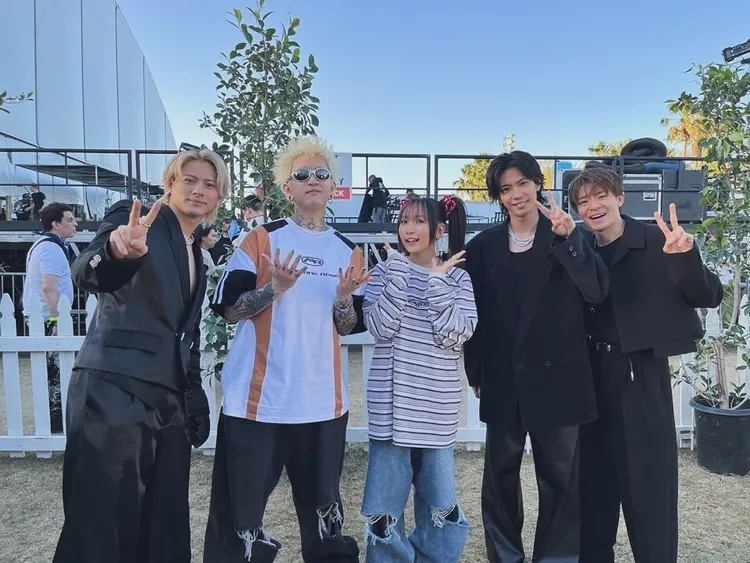 「YOASOBI」和「Number_i」先後登上同一個舞台，開心在現場合照。翻攝88rising IG