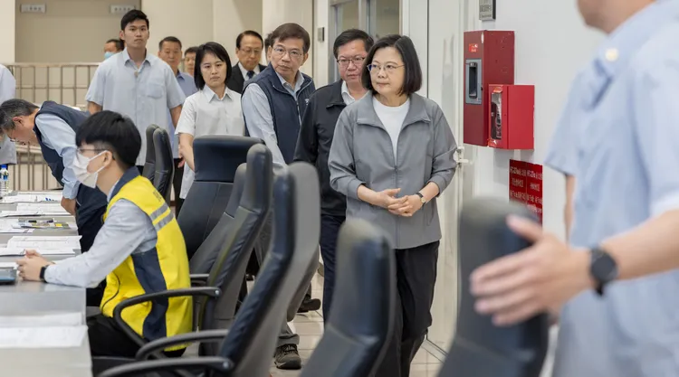 蔡英文今早赴台北車站聯合防災中心聽取簡報。府提供