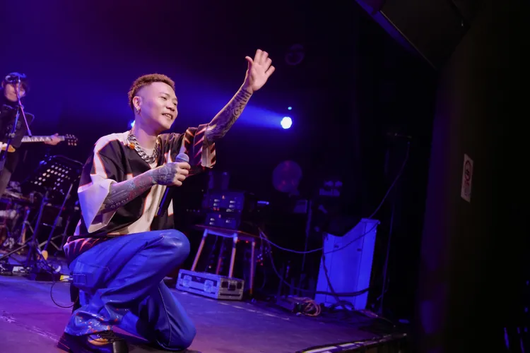 蕭秉治唱到一半，粉絲要他留下來。相信音樂提供