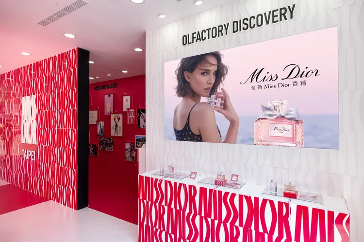 奧斯卡影后娜塔莉波曼是Miss Dior多年代言人。品牌提供