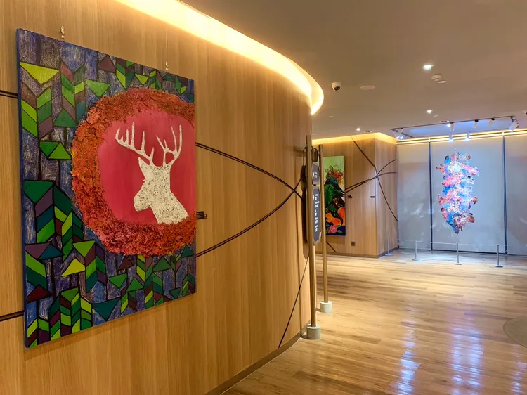 《鄒族的山林神話－吳鈺槤創作展》展場《白鹿傳說》。業者提供