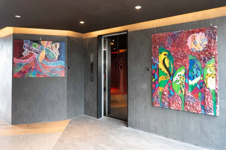 《鄒族的山林神話－吳鈺槤創作展》頂樓梯廳展出鄒族達邦各氏族名(左)及Popeskuska巫師能力第三層(右)。業者提供