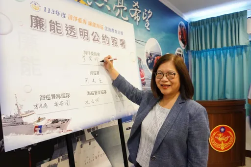 海巡署法治講習第三站 管碧玲攜手200人簽署廉能公約