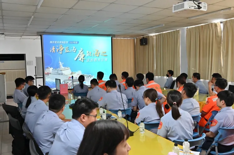 海巡同仁一齊聽課。翻攝畫面