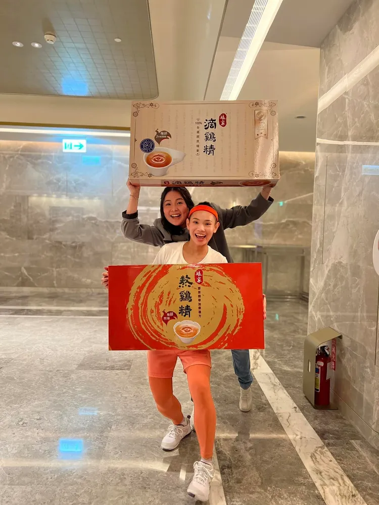 ▲小戴和戴姊見到滴/熬雞精的放大版外盒，興奮合影。（圖片來源：戴資穎臉書）