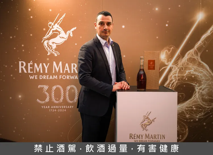 人頭馬首席酒窖大師巴蒂斯特·盧瓦索Baptiste Loiseau親臨人頭馬300週年限量瓶發布會。業者提供