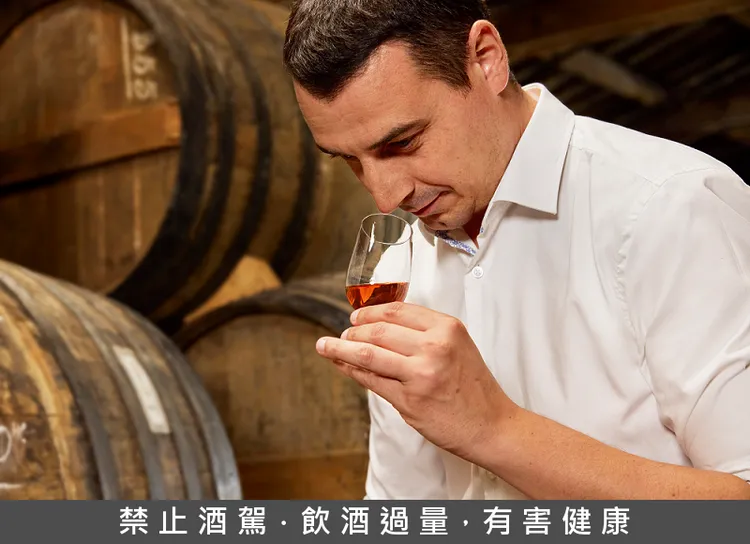 人頭馬首席酒窖大師巴蒂斯特·盧瓦索Baptiste Loiseau親自臻選大香檳區極為和諧優雅數款生命之水。業者提供