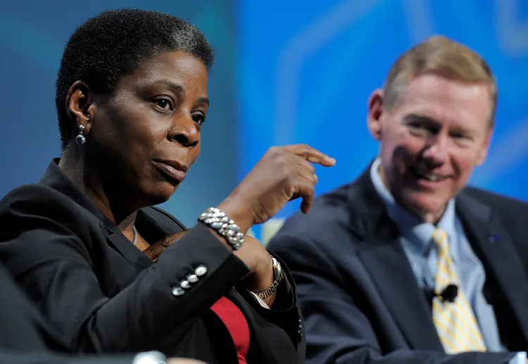 美國商務部供應鏈競爭力諮詢委員會副主席烏蘇拉．伯恩斯（Ursula M. Burns，左）。美聯社