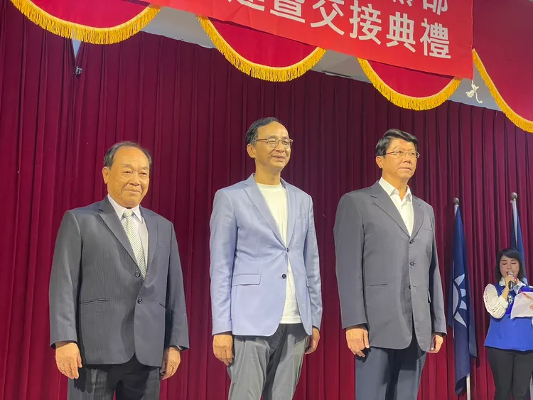 國民黨立委謝龍介(右)接任台南黨部主委。王志弘攝