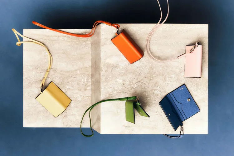 Valextra春夏推薦的繽紛小皮件。品牌提供