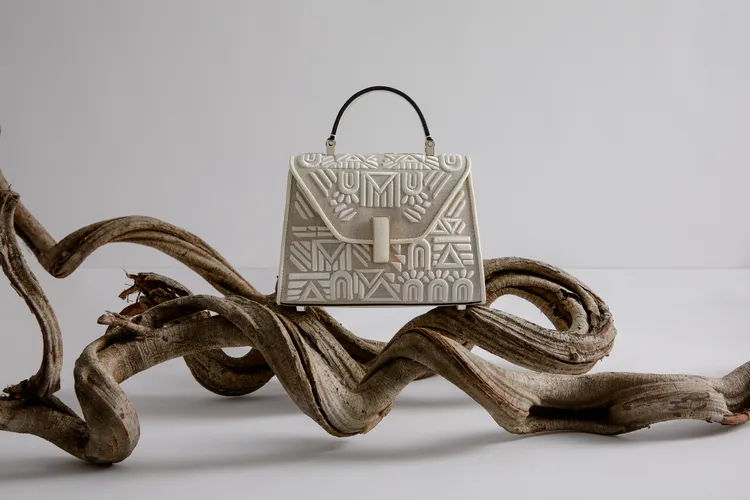 Iside Totem包款，價格店洽。品牌提供