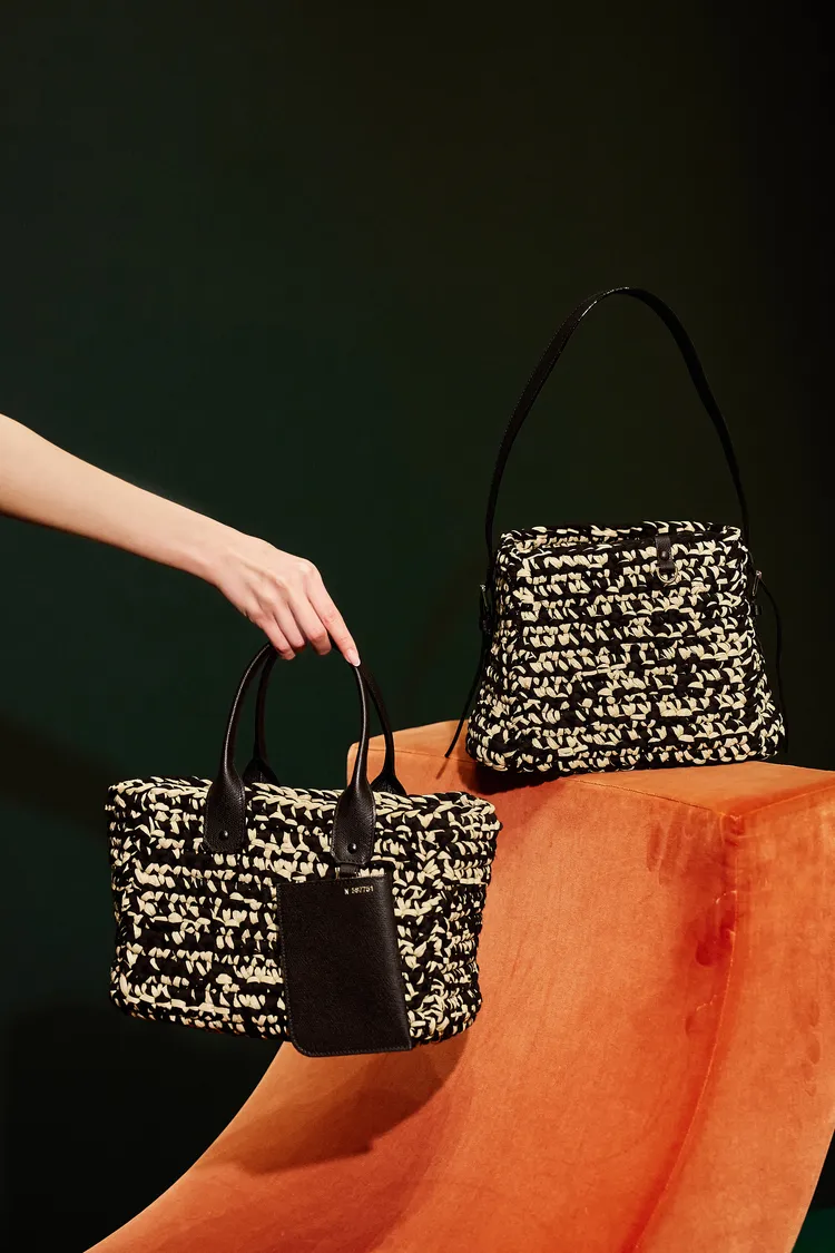 Raffia Mini Tote（左）、Raffia Mini Bucket（右）包款，包身採用拉菲草與純棉混合編織而成，價格店洽。品牌提供