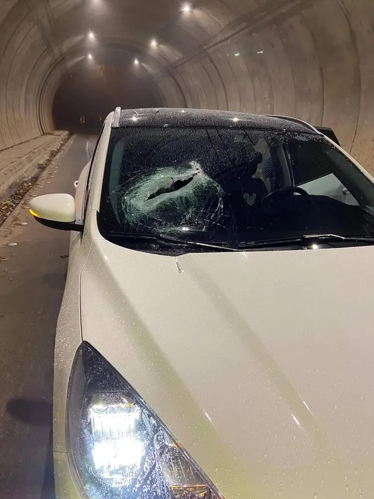 轎車遭鋼板砸穿玻璃。警方提供