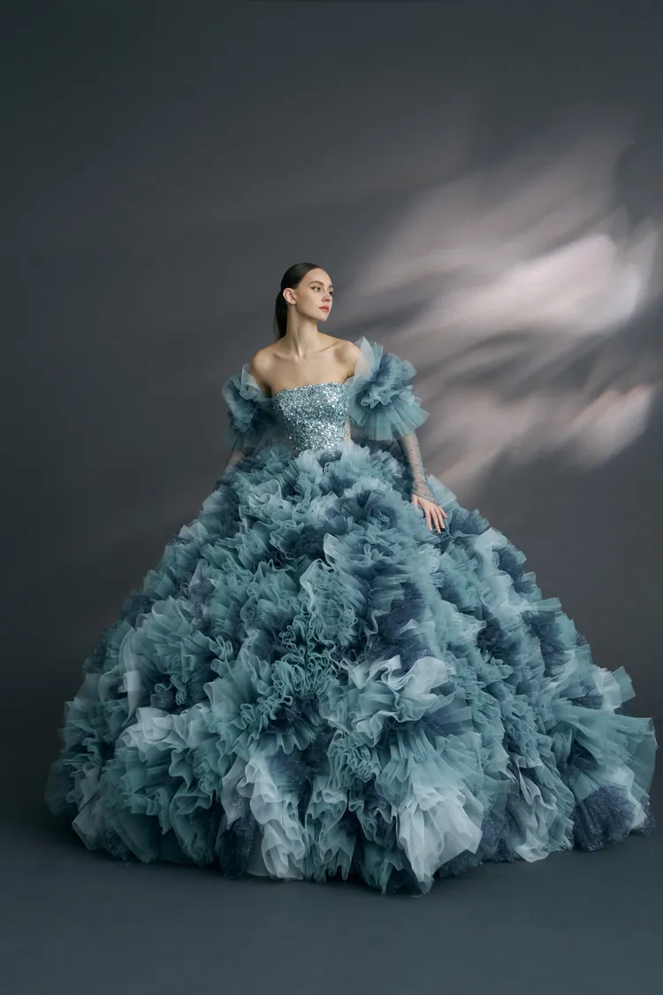 繡球花蔚藍色層次晚禮服，使用三種顏色網紗做層次堆疊，結合特殊進口灰藍珠片面料。品牌提供