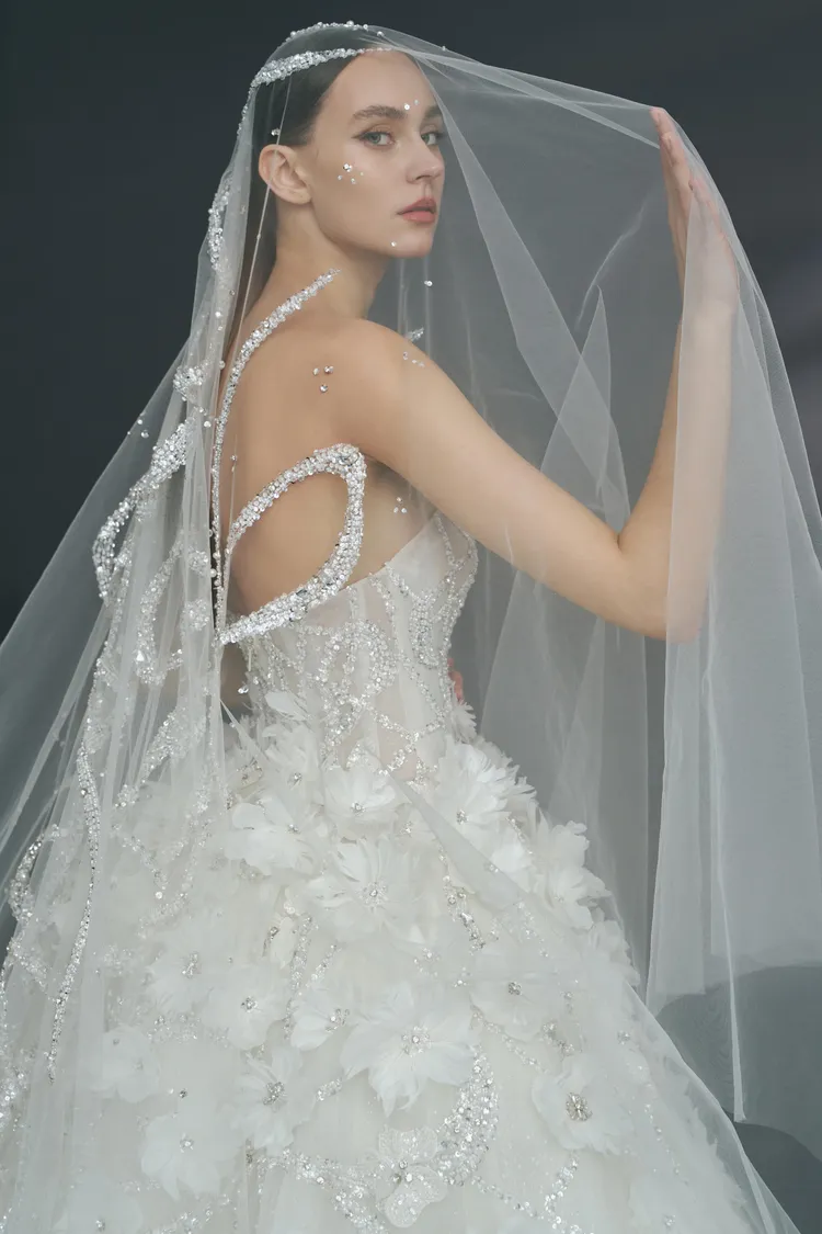 繡線菊羽毛花朵白紗，運用大小不一的羽毛呈現盛開的花朵。品牌提供