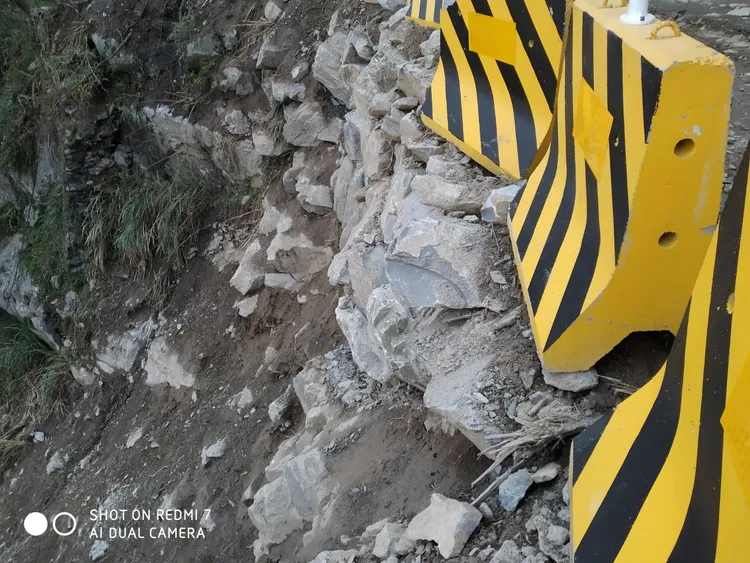 路基受損路段經工務段疊砌塊石以後，經過壓密跟載重車測試檢視狀況正常。谷關工務段提供