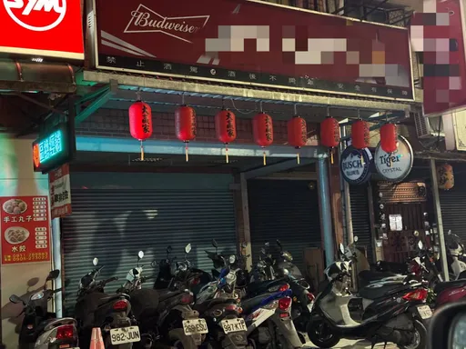 淡水阿姨好兇!熱炒店與鄰桌起口角「狠砸酒瓶」 腳糗被玻璃割傷送醫