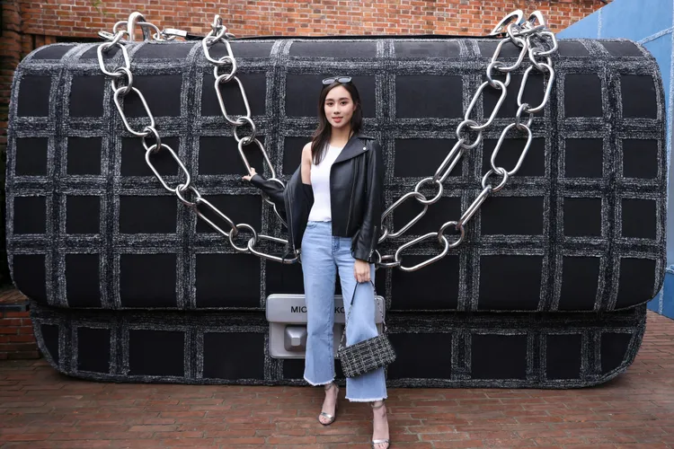 賭王么女何超欣以個性都會風亮相。品牌提供