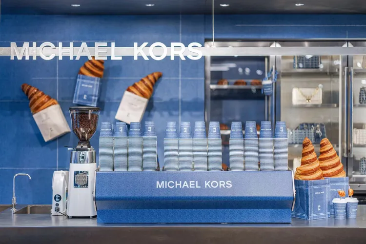 店面被各種牛仔布料以及單寧色調包圍。品牌提供