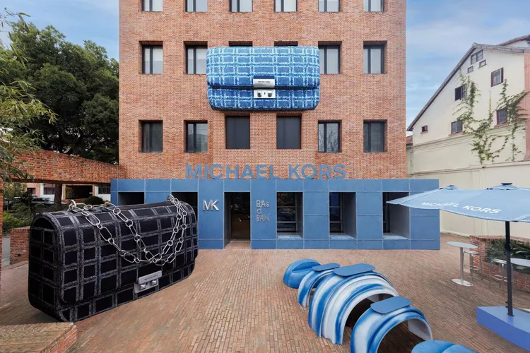 「丹寧麵包店」外觀以磨邊水洗牛仔面料包覆。品牌提供