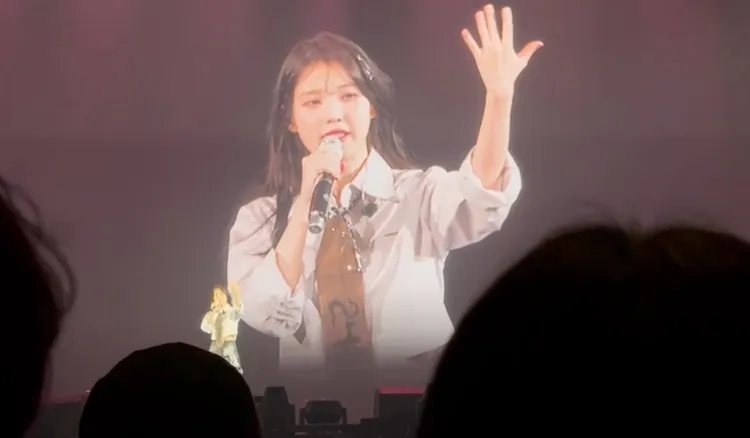 IU秀出台北粉絲送的戒指，承諾會戴整場。讀者提供