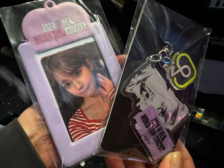 IU寵粉準備鑰匙圈、小卡送給進場粉絲。讀者提供