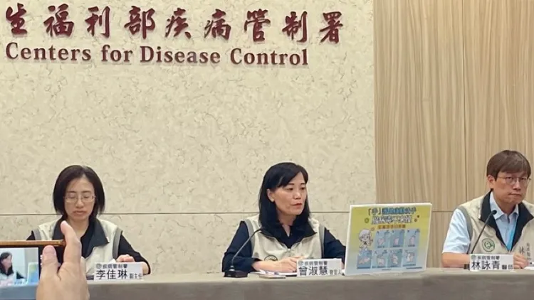 疾管署發言人曾淑慧（中）表示，王品旗下「初瓦韓式料理」、「嚮辣和牛麻辣鍋」，最新檢出2名用餐民眾、1名廚工、2名員工食物中毒。記者林則澄攝。