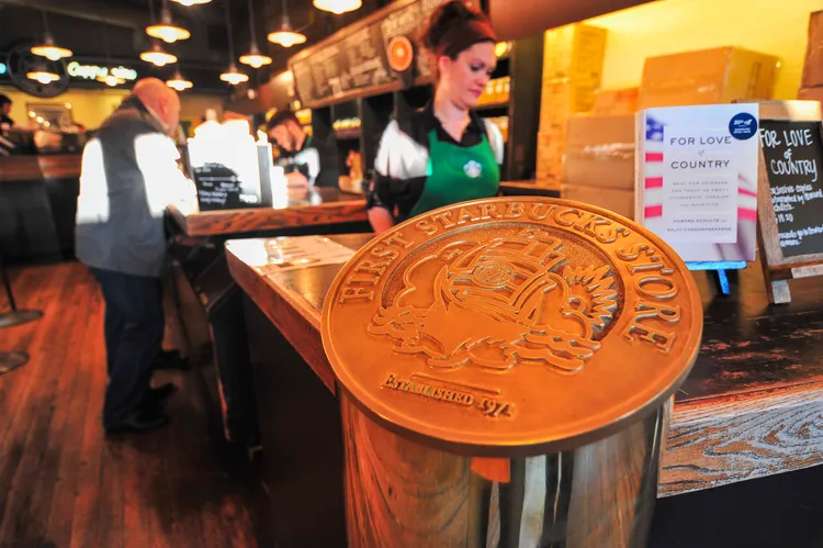 走入星巴克創始店，讓人彷彿穿越回了1971年。田欣雲攝