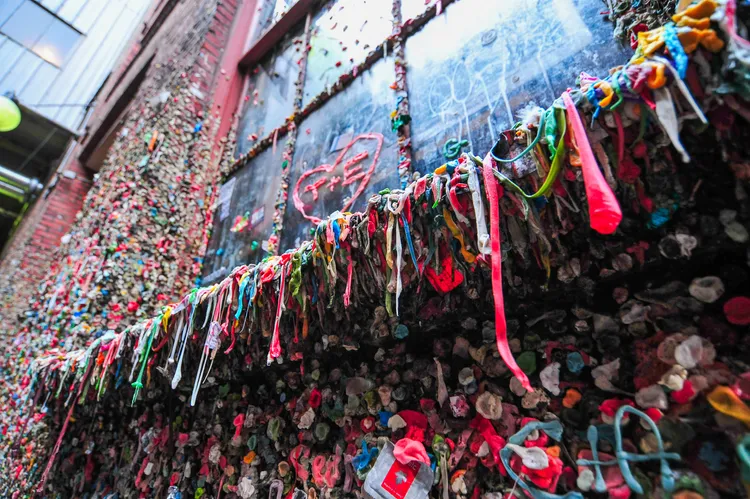 口香糖牆被黏滿咀嚼過的口香糖。田欣雲攝