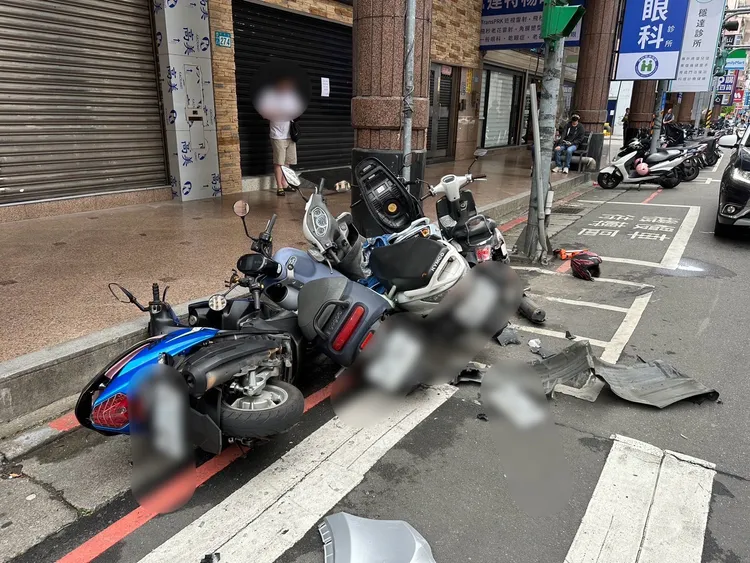 路邊機車遭撞倒。翻攝畫面